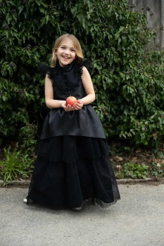 Robe de sorcière gothique et espiègle (9-10ans)